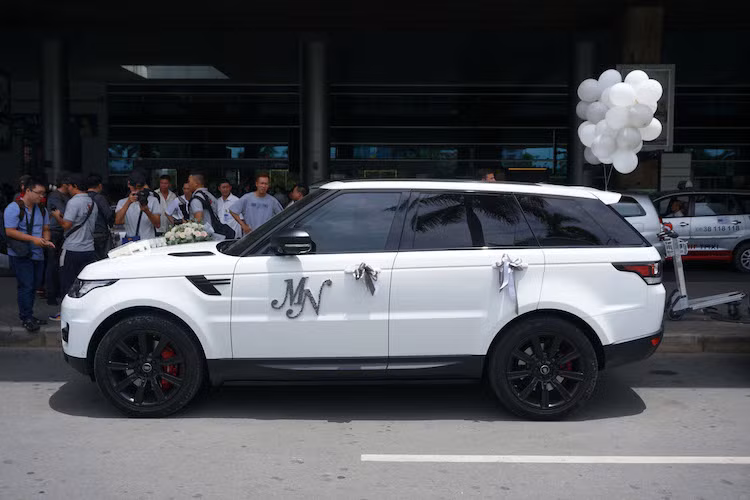 Toàn bộ số xe này đều được trang trí bởi những chùm bóng bay, ruy băng và dòng chữ MN trên 2 cửa trước. Không khó để luận ra chữ MN này mang ý nghĩa "Minh Nhựa" hoặc cũng có thể là "MiNa" nickname của vợ thiếu gia siêu xe này.