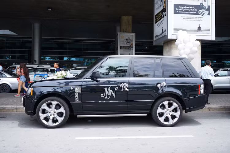 Đa số những chiếc xe trong đoàn đều có màu đen hoặc trắng cơ bản, chỉ có chiếc Range Rover ở cuối hàng có màu vàng cát. Được biết mỗi chiếc SUV hạng sang này đều có mức giá lên đến vài tỷ đồng.