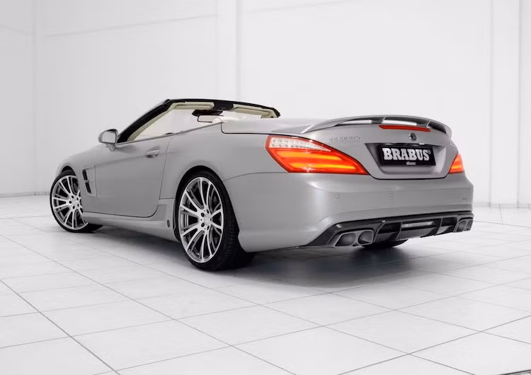 Trong khi đó ở phía sau, Brabus chỉ thay đổi nhẹ phần đuôi xe bằng cách lắp thêm cánh đuôi nhỏ trên nắp khoang hành lý và trang bị cánh khuếch tán không khí bên dưới cản sau. Ẩn bên dưới cản sau là hệ thống xả titanium mới với cặp chụp pô kép đối xứng hai bên hông xe.