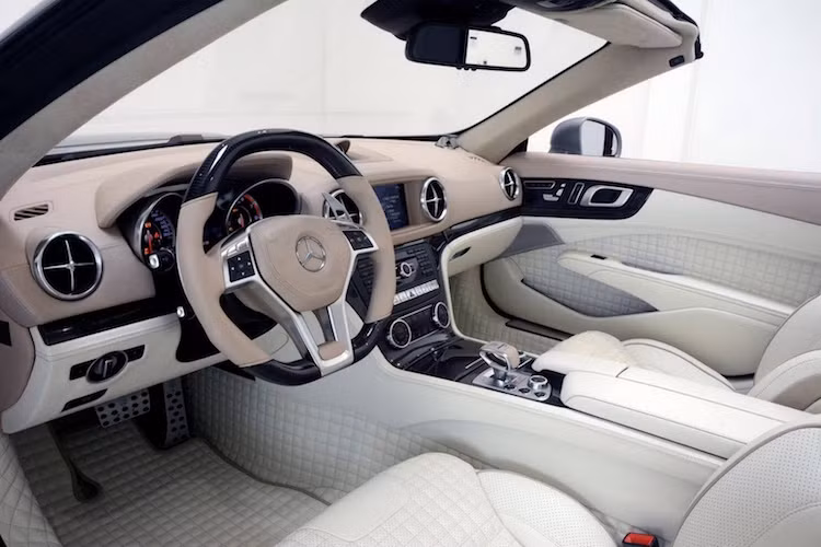 Vốn đã có nội thất sang trọng, chiếc SL65 AMG còn tiếp tục được Brabus độ lại bằng cách bọc toàn bộ trong da cao cấp với các đường chỉ chần vân ô vuông ở nhiều chi tiết và ốp trang trí cabin bằng sợi carbon. Chiếc xe "demo" của hãng có nội thất màu trắng tinh khôi, nhưng khách hàng có thể yêu cầu mọi màu sắc khác theo ý muốn của mình.