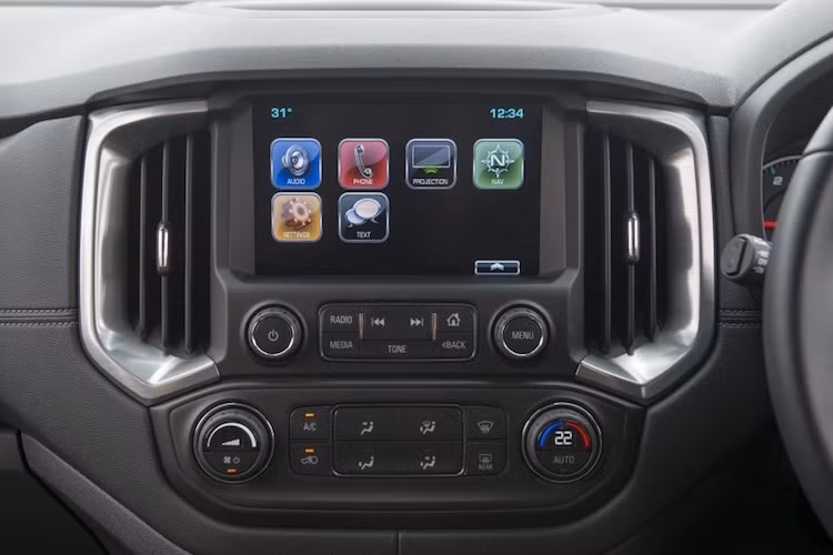 Nằm trên bảng điều khiển trung tâm là hệ thống thông tin giải trí My Link thế hệ mới, hỗ trợ kết nối smartphone Apple CarPlay và Android Auto. Các tính năng khác bao gồm công điện tử, hệ thống định vị, nhận dạng giọng nói, theo dõi áp suất lốp, cảm biến gạt mưa, đèn pha tự động, camera lùi, cảm biến đỗ xe, khởi động máy từ xa...