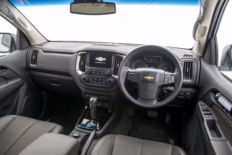 Ở bên trong, toàn bộ bảng táp-lô của Trailblazer cũng đã được Chevrolet thiết kế lại với hình dáng khỏe khoắn hơn và tăng tính công thái học đối với người lái. Ngoài ra, hãng còn cho biết rằng vật liệu được sử dụng trong nội thất cũng có bề mặt mềm mại hơn. Một lần nữa, thiết kế nội thất của xe đã được "bê nguyên" từ Colorado, với điểm khác biệt là Trailblazer có tới 7 chỗ ngồi thay vì 5 chỗ.