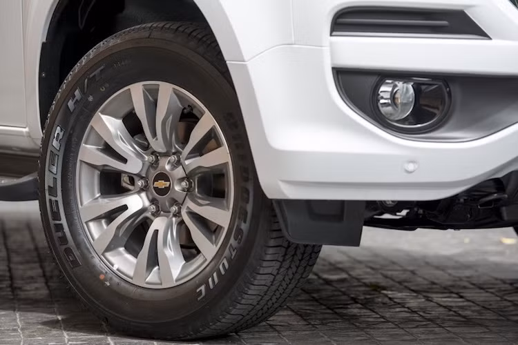 So với "người anh em" Colorado, Trailblazer 2017 mới chia sẻ chung lưới tản nhiệt, đèn pha và nắp ca-pô trong khi chỉ sửa đổi rất nhỏ ở cản trước. Phiên bản LTZ của chiếc xe sẽ có mâm 18 inch mới, trong khi các bản thấp hơn sẽ chỉ có mâm 16 inch.