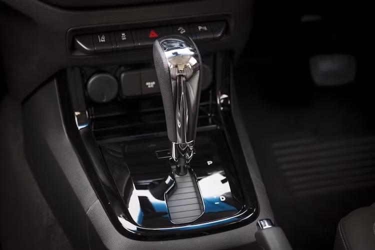 Ngoại trừ phiên bản LTZ được trang bị hệ dẫn động 4 bánh, tất cả các phiên bản còn lại đều sử dụng hệ dẫn động cầu sau kết hợp với hộp số tự động 6 cấp. Tại Thái Lan, giá khởi điểm của Trailblazer 2016 bắt đầu từ 1,244 triệu Baht (tương đương 799 triệu đồng) và đạt tới 1,479 triệu Baht cho bản cao nhất (950 triệu đồng).