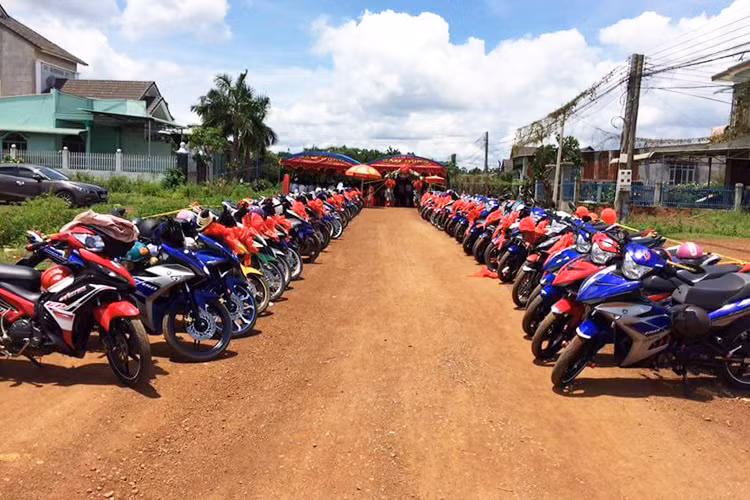 Bên cạnh đó, trước ngôi nhà diễn ra đám cưới - hai hàng xe Yamaha Exciter với đủ mọi chủng loại cũng được xếp ngay ngắn thành hai hàng cực kỳ ấn tượng và cá tính.