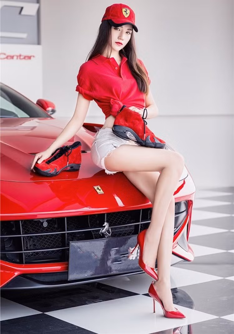 2 khe thoát xuyên từ nắp ca-pô qua hai bên vè trước được hãng xe Ferrari gọi là "cầu khí" (Air Bridge), giúp tăng lực nén thân xe ở tốc độ cao.