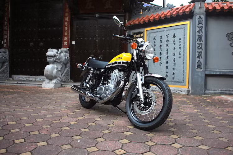 SR400 là một dòng môtô tầm trung được ra mắt lần đầu từ năm 1978. Trải qua gần 40 năm, chiếc xe đã được người dùng trên toàn Thế giới ưa chuộng do có giá hợp lý, kết cấu đơn giản, kiểu dáng nền nã và dễ độ. Năm 2016 này, Yamaha đã tạo ra một phiên bản đặc biệt của SR400 với tên gọi Yamaha SR400 60th Anniversary.