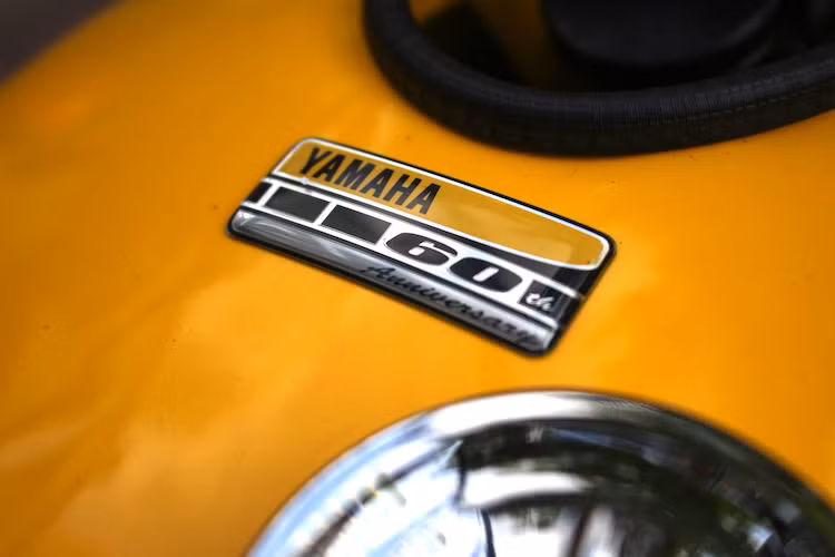 Ở phía trên bình xăng gần nắp xăng, Yamaha cũng không quên gắn thêm cho chiếc xe một logo kỷ niệm 60 năm thành lập, tương tự như trên phiên bản R1 60th Anniversary mà Kiến Thức đã có dịp giới thiệu trước đây.