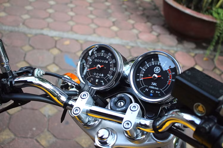 Bảng đồng hồ của SR400 2015 cũng không có nhiều thay đổi ngoại trù các đèn báo nhỏ. 2 đồng hồ báo tua và báo tốc chiếm gần như hoàn toàn diện tích. Toàn bộ đồng hồ đều có dạng analog, hoàn toàn không có bất kỳ một màn hình hiển thị nào.