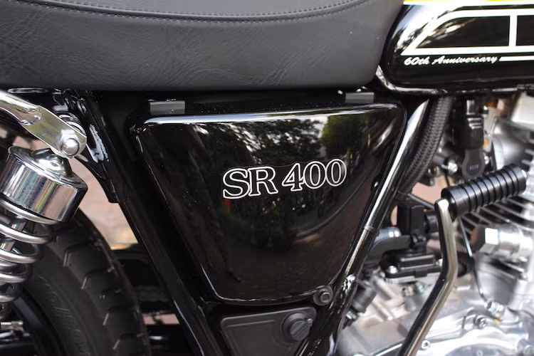 Một "cải lùi" của phiên bản 60th Anniversary so với phiên bản thường là ở hai bên cốp che ắc quy và các hệ thống điện chỉ được dán tem giấy với dòng chữ SR400 đơn giản, không phải là tem nổi có chữ SR kèm theo dòng chữ "Since 1978" gợi nhớ về phiên bản SR đầu tiên.