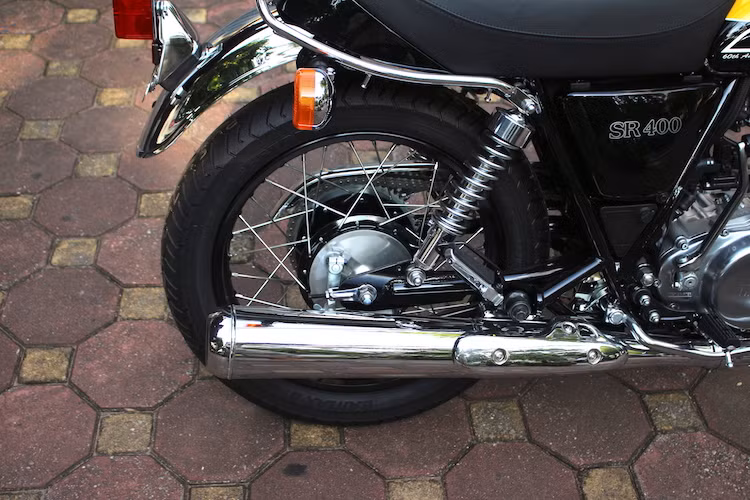 So với lốp trước, lốp sau to hơn một chút với bản 110/90/18, dù vẫn là loại Brigestone Battlax. Nằm bên cạnh bánh sau là ống xả được mạ chrome sáng bóng.