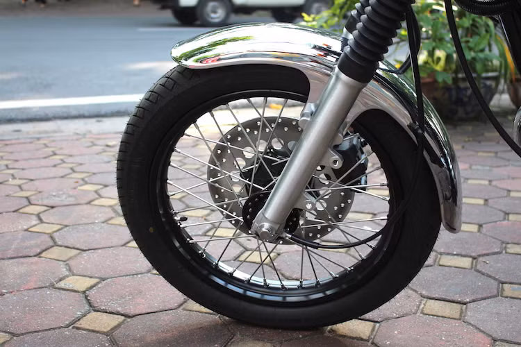 Xe vẫn sử dụng phuộc ống lồng truyền thống và bánh trước vành 18 inch, phanh đĩa 1 bên không có ABS. Thay vì vành nhôm bạc, phiên bản SR400 60th Anniversary có vành nhôm sơn tĩnh điện màu đen, sử dụng lốp trước Bridgestone Battlax cỡ 100/80/17.