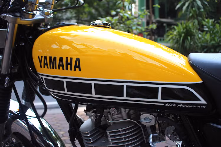Bình xăng của xe có màu sơn vàng với các họa tiết sơn sọc đen đặc trưng, được Yamaha gọi là "Speed Block". Tem đấu Speed Block chính là đặc trưng, và cũng là điểm đặc biệt nhất của các dòng xe Yamaha bản kỷ niệm 60 năm.