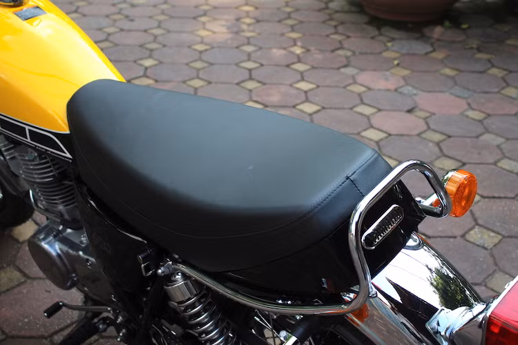 Logo Yamaha nổi trang trí được đặt ở dưới tay xách, đem tới cảm giác cao cấp hơn cho chiếc xe. Bộ yên của chiếc xe không khác gì so với phiên bản thường.
