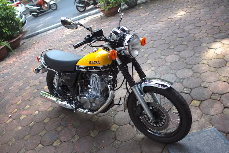 Năm nay, Yamaha đang tổ chức kỷ niệm 60 năm ngày thành lập bộ phận sản xuất môtô và tạo ra các phiên bản đặc biệt mang tên 60th Anniversary cho nhiều dòng xe đặc trưng của hãng. Cùng với R1, R6, Super Tenere, Vmax... SR400 cũng có phiên bản 60th Anniversary riêng do đây là một trong những dòng xe "huyền thoại", đã gắn liền với lịch sử của nhà sản xuất vùng Iwata, Nhật Bản.