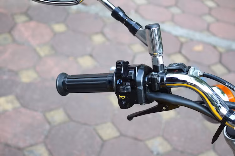 Cùm công tắc của chiếc xe hoài cổ tới phông chữ ký hiệu từng công tắc chức năng. Dù có thiết kế không thay đổi từ chiếc xe đời 1978 nhưng SR400 vẫn có đèn xin vượt (pass) như những chiếc xe PKL hiện đại.