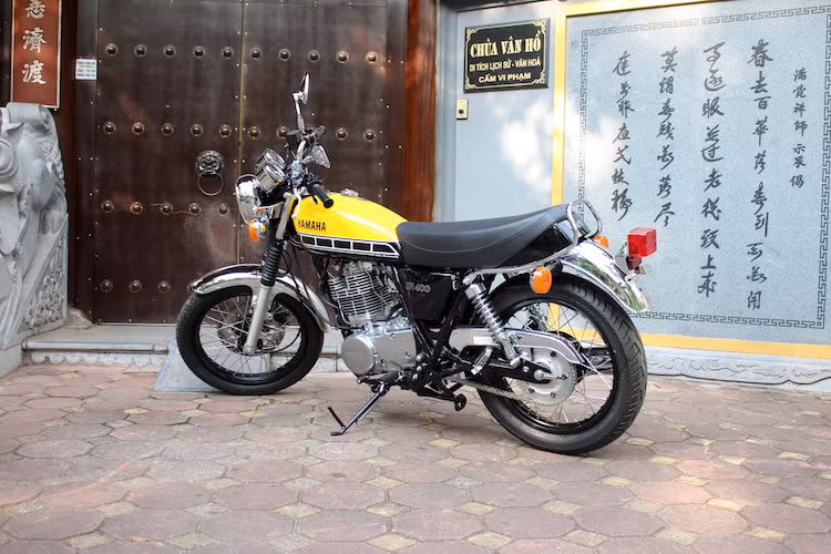 Ở dưới yên xe phía bên trái, SR400 60th Anniversary còn bố trí một móc treo mũ bảo hiểm có khóa chống trộm.