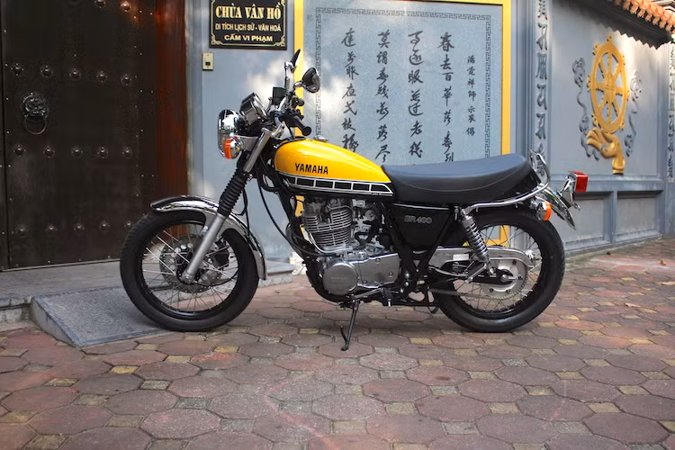 Thay vì các lựa chọn màu sắc rất "đạo mạo" với các màu cổ điển như trắng, nâu và đen của các phiên bản SR400 thường, SR400 60th Anniversary nổi bật nhờ có màu sơn vàng "chói lọi" kết hợp màu đen giống như những mẫu xe đua cổ điển của Yamaha trước đây.