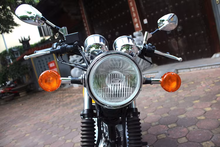 Giống như các phiên bản thường, SR400 60th Anniversary vẫn giữ nguyên kiểu dáng và các chi tiết thiết kế tương tự những model SR400 trong quá khứ. Ở phía trước, SR400 sở hữu thiết kế truyền thống của các dòng xe trong thập niên 70 với đèn pha lớn, kèm theo 2 xi-nhan kéo dài ở hai bên.