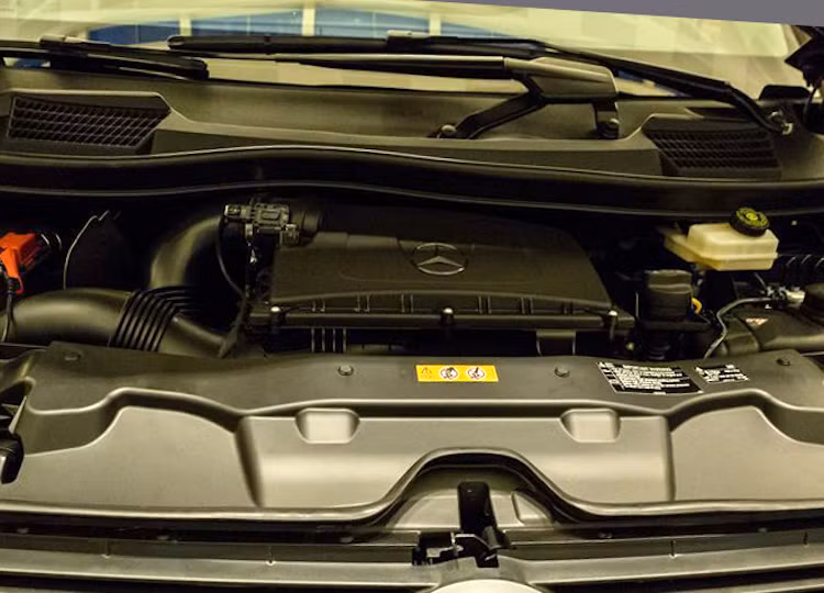 Phiên bản V220 CDI tại Việt Nam có động cơ diesel 2.2l, với công suất 163 mã lực và mô-men xoắn cực đại 380 Nm.