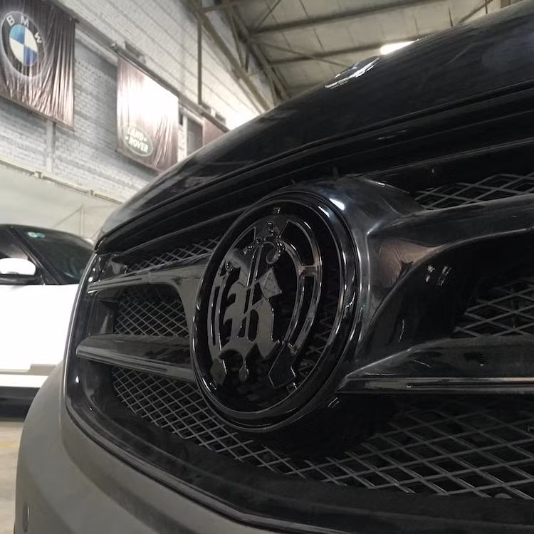 Lưới tản nhiệt nguyên bản trên chiếc xe cũng đã được Larte Design "chế cháo" lại,, sơn đen bóng đồng thời loại bỏ logo sao 3 cánh của Mercedes và thay bằng logo của hãng. Để khiến chiếc xe "ngầu" hơn, chủ xe cũng đã phối lại màu sắc với nửa dưới thân màu đen mờ và nửa trên màu đen bóng.