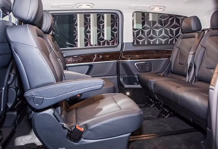 Vốn đã sở hữu nội thất khá sang trọng và cao cấp so với một mẫu xe van, chủ xe đã quyết định giữ nguyên cabin của chiếc xe. Trên Thế giới, Larte Design còn có thể độ lại toàn bộ nội thất của V-Class, khiến nó trở thành một căn phòng sang trọng và đầy đủ tiện nghi.