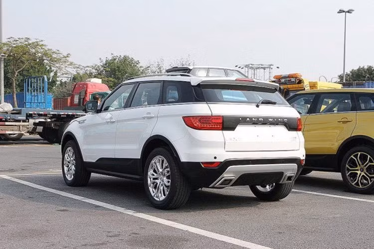 Từ phần đầu, thân xe, đuôi cho đến cả các chi tiết nhỏ nhất của Landwind X7 cũng được thiết kế gần như y hệt so với Range Rover Evoque, chỉ khác ở một số chi tiết nhỏ.