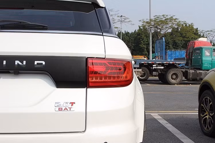 Landwind X7 được trang bị động cơ dung tích 2.0 lít tăng áp, bốn xi-lanh, sản sinh 190 mã lực cùng 250 Nm mô-men xoắn, hộp số sàn sáu cấp hoặc hộp số tự động tám tốc độ.