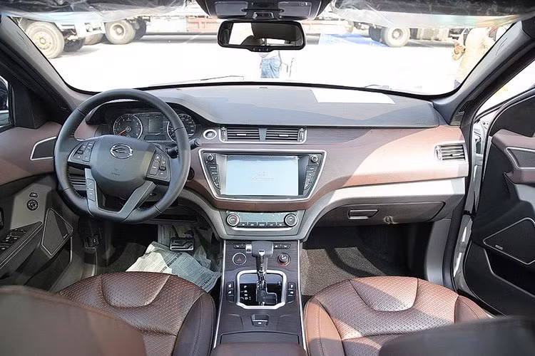 Tuy có thể nhái được ngoại thất Range Rover Evoque gần như hoàn hảo, tuy nhiên Landwind lại buộc phải thiết kế riêng nội thất cho chiếc X7 của mình. Bên trong Landwind X7 có nhiều chi tiết khá nổi bật nhưng khá rẻ tiền và không chắc chắn.