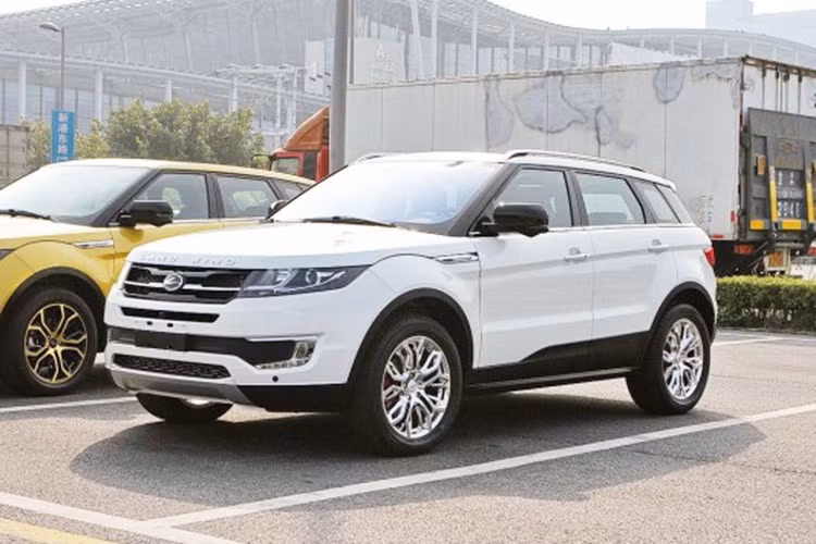 Landwind X7 là sản phẩm của Landwind - một hãng sản xuất xe hơi của Trung Quốc, thuộc sở hữu của liên doanh Jiangling Motors và Changan Auto. Điều đặc biệt là Jiangling Motors và Changan Auto đều là đối tác của Ford. Ford chính là chủ sở hữu của thương hiệu Land Rover giai đoạn trước năm 2008, sau đó bán lại cho tập đoàn TATA của Ấn Độ.
