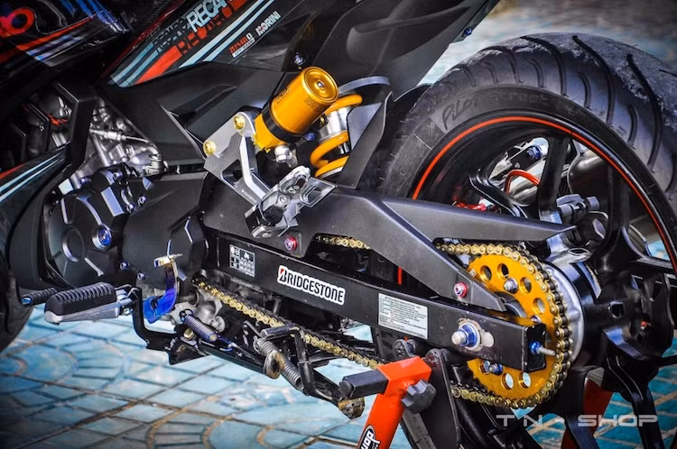 "Dàn chân" phía sau Exciter 150 cũng được nâng cấp với mâm R3 kèm lốp Michelin Pilot Street, phuộc Ohlins, dàn để chân cho người ngồi sau bằng nhôm CNC và bộ nhông sên đĩa SSS màu vàng nổi bật.