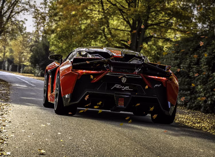 Ngoài những điểm khác biệt đó ra, Fenyr Supersport còn sở hữu thiết kế hoàn toàn mới đầy góc cạnh và dữ dằn, khá giống như Lykan Hypersport trước đây.