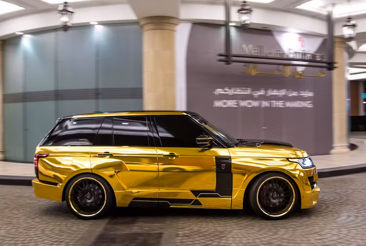 Range Rover độ full kit Hamann và mạ vàng 24k của một đại gia trong sảnh của một khách sạn 6 sao ở Dubai.