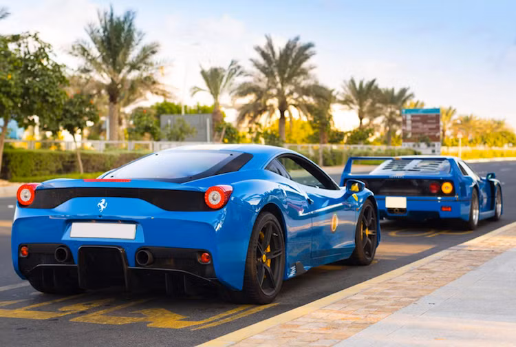 Cặp đôi Ferrari 458 Speciale và Ferrari F40 màu xanh cực độc của một đại gia tại Ả Rập Saudi. Siêu xe F40 vốn chỉ được bán với màu đỏ nhưng nếu có rất nhiều tiền, khách hàng có thể đặt xưởng sơn của Ferrari sơn lại với bất kỳ màu sắc nào.