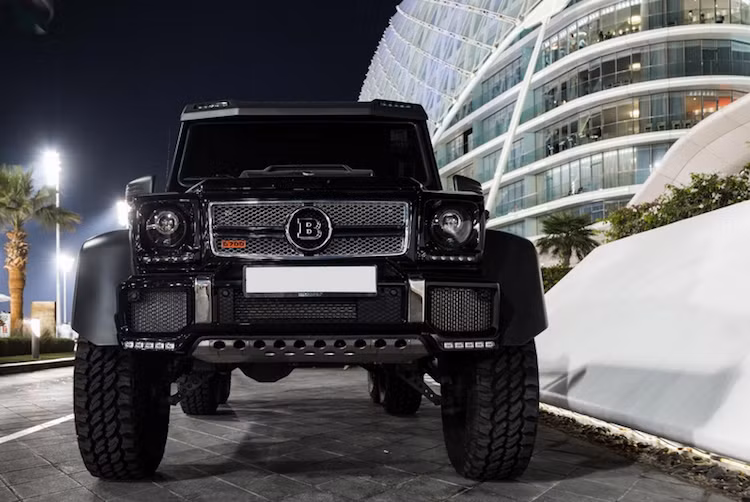 "Quái vật 6 bánh" Mercedes G63 AMG 6x6 độ bởi Brabus hoàn toàn "lạc lõng" trong khung cảnh đường phố xa hoa tại Dubai.