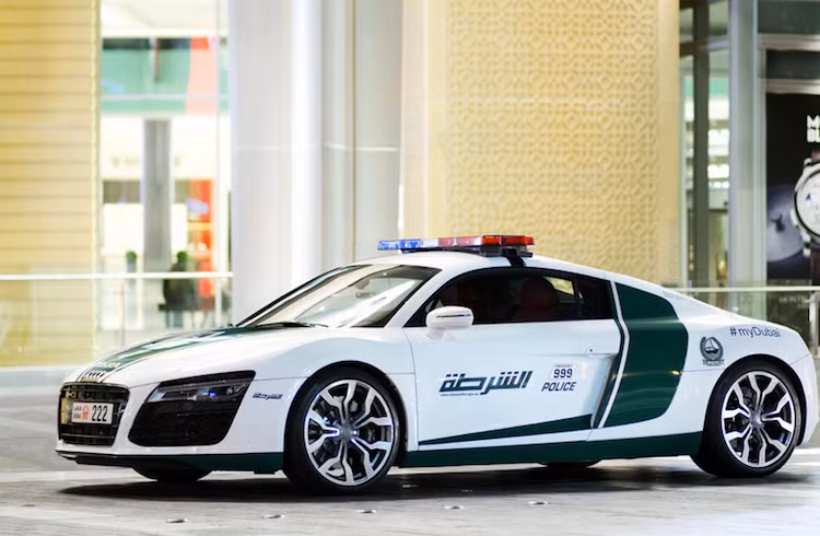 Tại Dubai, ngay cả cảnh sát cũng có một đội siêu xe "khủng" để có thể dễ dàng bắt các đại gia chạy quá tốc độ trên những siêu xe của họ.