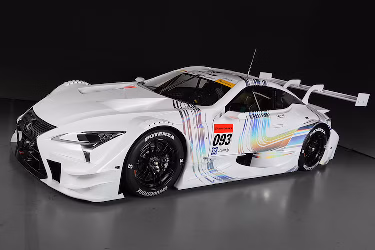 Không chỉ có thân xe khác biệt, trên thực tế chassis và hệ động lực của LC500 Super GT cũng hoàn toàn khác biệt so với phiên bản LC500 thường. Trong đó, bộ khung xe được trang bị dạng ống không gian theo quy định của giải đua Super GT, nhằm đạt trọng lượng tối thiểu theo quy định là 1020 kg.