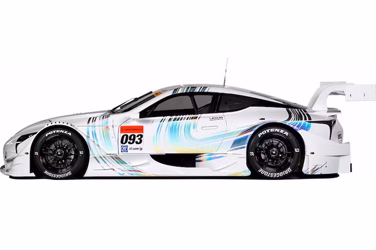 Trên chiếc xe này, Lexus đã bổ sung thêm hàng loạt các cánh khuếch tán không khí, nhiều khe thoát gió, hút gió, tản nhiệt khác nhau và thân xe cực rộng, khiến cho nó hoàn toàn khác biệt với chiếc LC500 dân dụng.