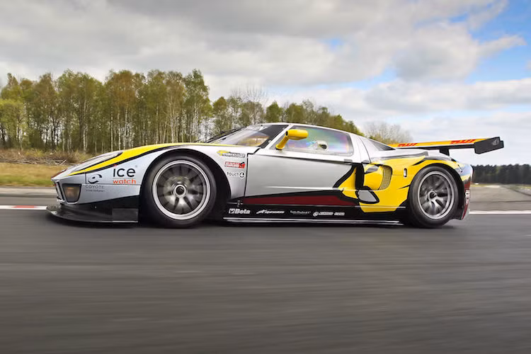 Để động cơ có thể hoạt động bền bỉ trong nhiều giờ mà không bị quá nhiệt, toàn bộ khoang máy đã được dát vàng. Ngay cả hệ thống xả làm từ hợp kim Inconel cũng được chế tạo đặc biệt và có giá tiền ngang với một chiếc xe thể thao bình thường.