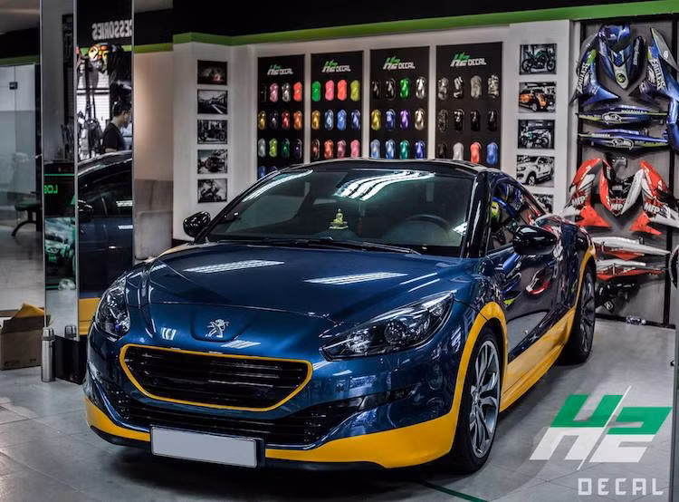 Dù được phân phối ở thị trường Việt Nam chính hãng nhưng do mức giá khá đắt và kén người chơi (khoảng 1,995 tỷ đồng ), nên RCZ vẫn là một mẫu xe hiếm ở nước ta. Chiếc RCZ này đã được chủ xe trang trí lại bằng cách dán decal 2 tông màu toàn thân, khiến chiếc xe càng trở nên thu hút ánh nhìn của mọi người khi đi trên đường.