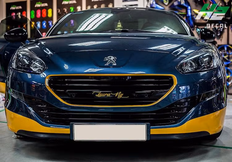 Được coi là mẫu xe cạnh tranh với Audi TT, Peugeot RCZ sở hữu thiết kế vừa mềm mại, vừa mạnh mẽ với các mảng thân xe nổi đầy "cơ bắp" xen lẫn với những đường nét thanh lịch. RCZ cũng là một trong những mẫu Peugeot đầu tiên có lưới tản nhiệt lục giác kiểu mới cùng đèn pha sắc sảo sử dụng bóng xenon kết hợp với đèn định vị LED.