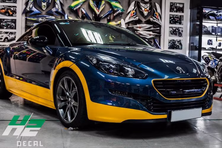 Dù được phân phối trên thị trường Thế giới với 5 loại động cơ khác nhua nhưng tại Việt Nam, THACO chỉ phân phối phiên bản RCZ THP200 với động cơ xăng tăng áp có công suất tối đa 156 mã lực và mô-men xoắn cực đại 240 Nm, kết hợp cùng hộp số 6 cấp và hệ dẫn động cầu trước. Trước đây, xe từng được bán với giá 2 tỷ đồng nhưng từ 18/9/2015, Peugeot đã ngừng sản xuất RCZ.