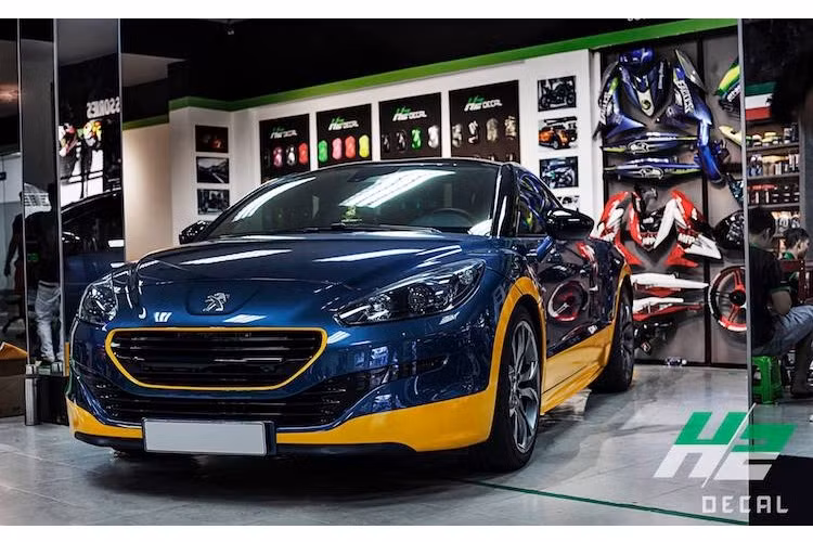 Ra mắt lần đầu từ năm 2009, xế hộp Peugeot RCZ là mẫu xe thể thao 2 cửa cỡ nhỏ của nhà sản xuất Pháp nổi tiếng Peugeot. Vào năm 2014, mẫu xe này cũng đã được phân phối chính thức tại Việt Nam dưới dạng xe nhập khẩu nguyên chiếc bởi THACO.