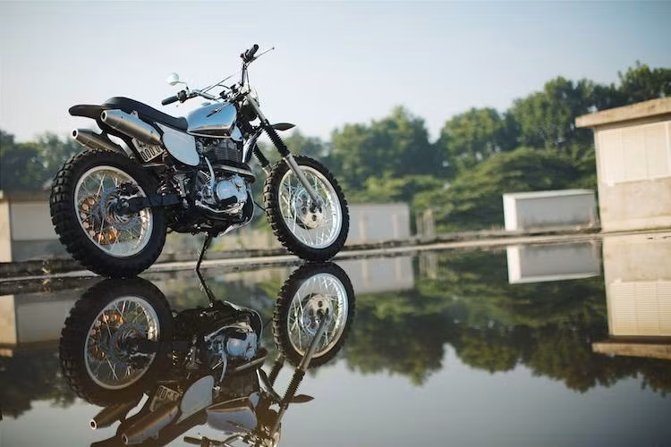 Để có thể tạo ra phiên bản thử nghiệm đầu tiên của chiếc xe, biker này đã phải mua một chiếc "cào cào" Honda XL250R chỉ để lấy hệ thống treo và bánh xe. Ngay sau khi độ lại, anh đã cùng một số người bạn thực hiện một tour từ Sài Gòn tới Lý Sơn; tuy nhiên do chưa hoàn thiện ở nhiều chi tiết, chiếc xe đã được anh cho dừng lại ở Nha Trang và gửi về Sài Gòn.