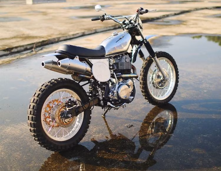 Vốn có giảm xóc sau dạng đôi, tuy nhiên chiếc SR400 đã được anh Gia độ lại thành phuộc sau Monoshock kèm càng của XL250R. Lốp sau cũng là loại TKC80, nhưng có bản 130/80/17 đi kèm vành Excel 2,50 x 17 để tạo ra cấu hình bánh xe tổng thể đáp ứng 50/50 cho cho cả nhu cầu chạy offroad lẫn onroad. Hệ thống phanh sau đã được anh nâng cấp lên phanh đĩa từ Honda Wave RSX.