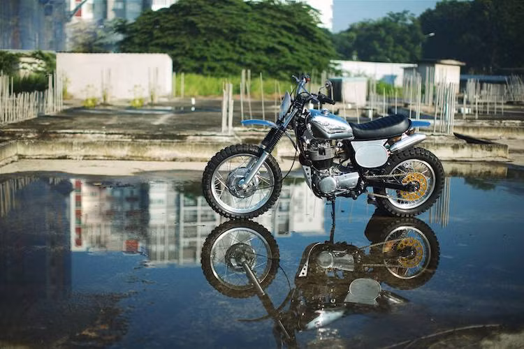 Được đầu tư cả về thời gian, tiền bạc lẫn công sức, bản độ SR400 VMX cuối cùng cũng chính thức hoàn thành với sự cầu kỳ tới từng tiểu tiết có thể sánh ngang với các xưởng độ chuyên nghiệp nước ngoài. Trong đó, phần thân của chiếc xe đã được tạo hình thủ công theo đúng phong cách một chiếc "cào cào" cổ điển, đầy phong trần với bình xăng cùng dè trước sau đánh bóng, kết hợp cùng ốp thân bằng nhôm trần.