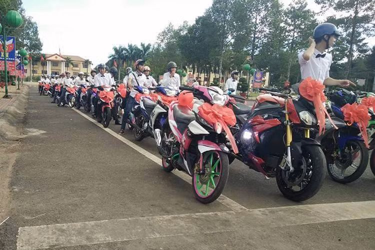 Những chiếc xe Yamaha Exciter khác trong đoàn cũng được trang hoàng khá ấn tượng, để chuẩn bị cho ngày trọng đại của thành viên trong Clb.