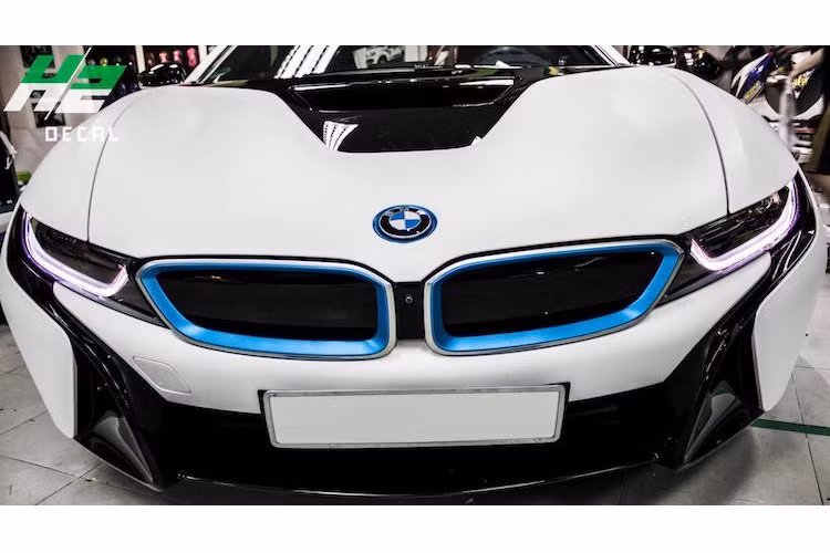 Khi ra mắt, BMW i8 đã khiến cả Thế giới xe "sốc" vì thiết kế hiện đại như bước ra từ trong phim viễn tưởng, và khá giống như những bản concept được BMW tung ra trước đó. Phần đầu xe có thiết kế dữ dằn với cặp đèn pha sử dụng công nghệ chiếu sáng laser mới nhất, kết hợp với đèn LED ban ngày.