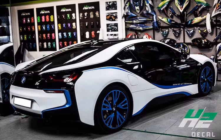 Tới năm 2012, một phiên bản nâng cấp của Vision Efficient Dynamics được "ra lò", lần này đã được mang tên i8 Concept. So với mẫu xe ý tưởng trước đó, BMW i8 Concept có thiết kế gần với chiếc i8 ngày nay hơn và có hệ động lực tương tự. Tới năm 2012, i8 Concept tiếp tục có thêm phiên bản mui trần Spyder.