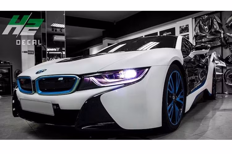 Do sử dụng động cơ đặt giữa với dung tích nhỏ nên trên thực tế, "lưới tản nhiệt" kép hình bầu dục đặc trưng của BMW trên i8 chỉ có tác dụng nhận diện thương hiệu. Việc làm mát được đảm nhiệm bởi khe hút gió nằm bên dưới.